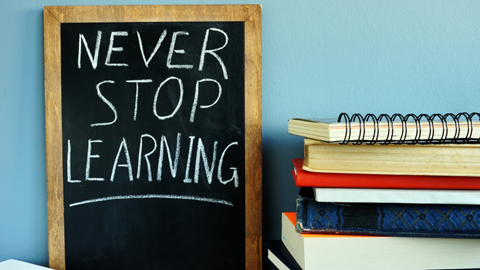 Tableau noir avec Never Stop Learning écrit à la craie