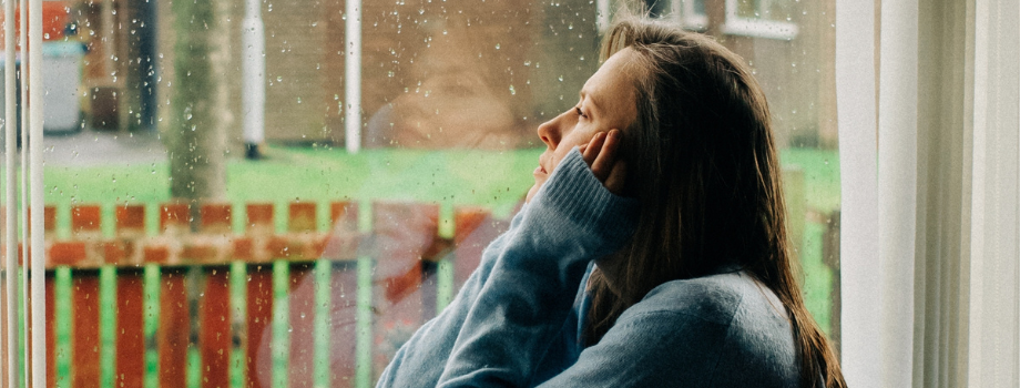 Twee kinderen wandelen door het park.