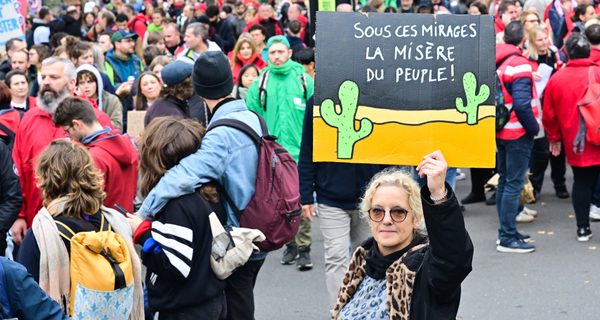 Cover edito mhs et ann vista une manifestante portant une pancarte 'sous ces mirages, la misère du peuple'