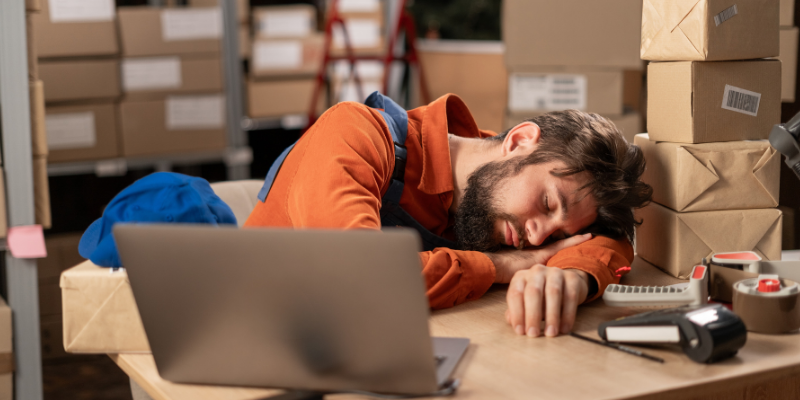 un homme fatigué s'endort au travail