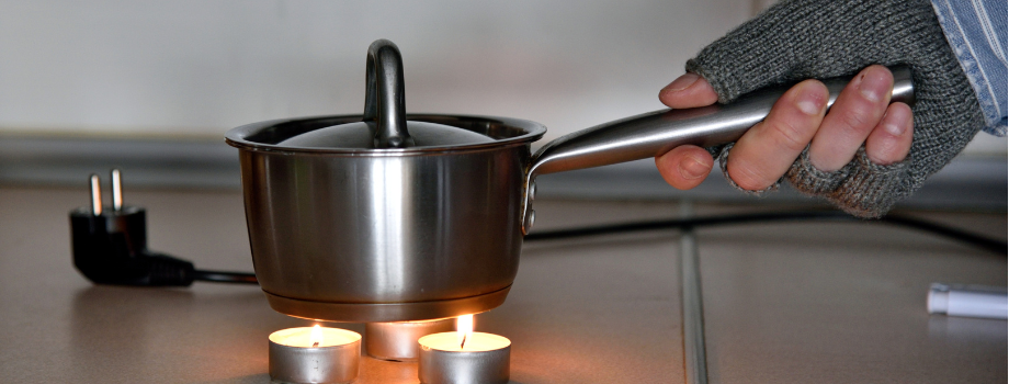 casserole chauffée à la bougie pour illustrer la crise énergétique